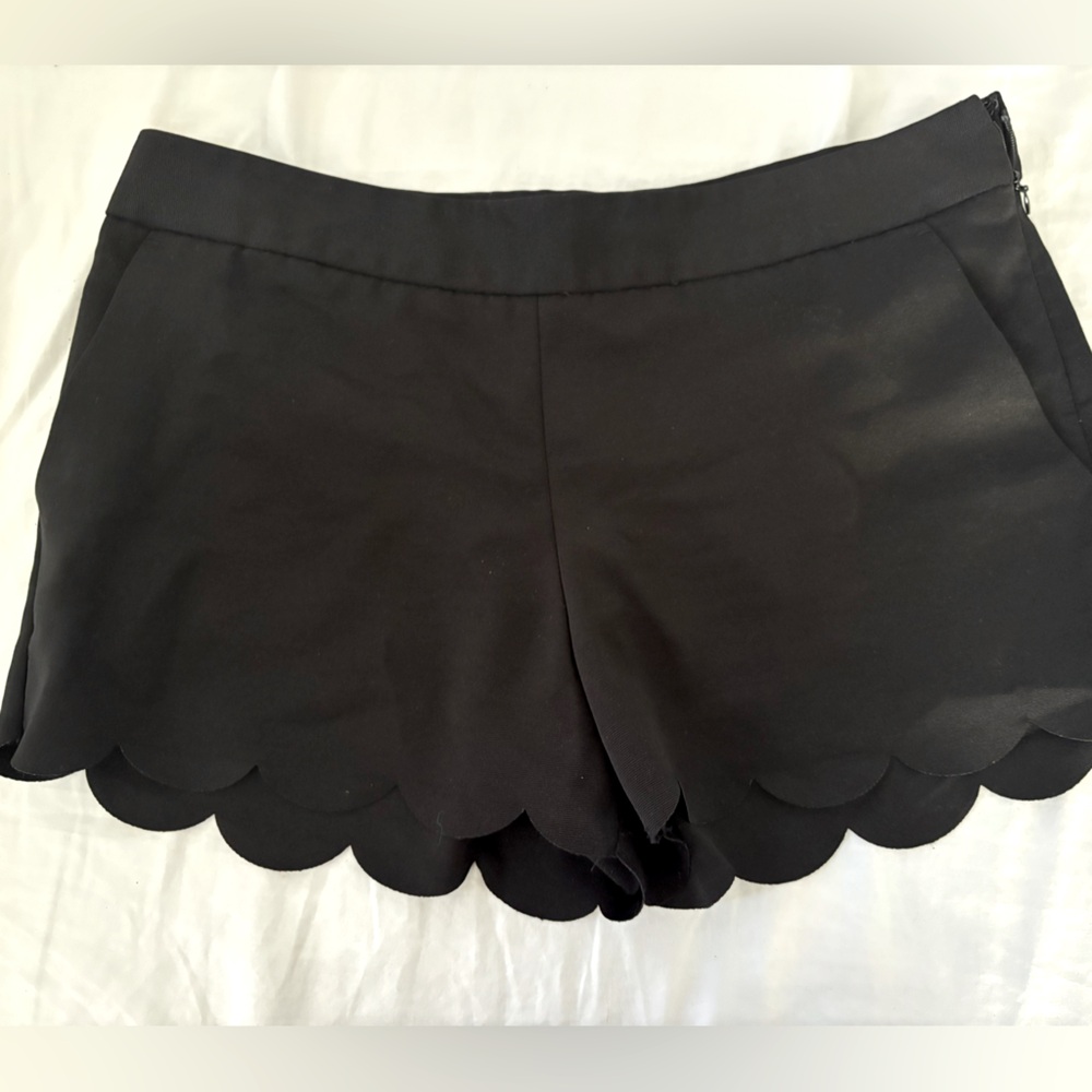 Express size 6 scalloped shorts